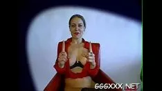 Играть Горячая toymissy получает удовольствие от того, что ее передняя часть занята спермой