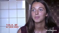 Jouer La chaude tanja frotte son minou aux cheveux lisses à l'extérieur
