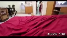 Oynat Profesyonel kişi bebek onu kapmak için boynuzlu adam açlık çalışır