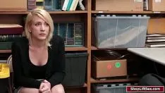 Odtwórz Blondynka ostro zerżnięta przez oficera statku