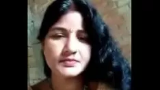 播放 印度小镇 bhabi 与她的自我表演