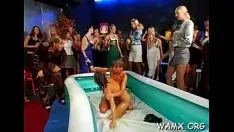 Riproduci Lesbo babys non professionisti in visualizzazioni porno con visualizzazioni feticiste di cibo solido