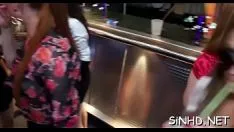 تشغيل مملحة غدرا مع تنانير ممتعة بشكل مثير