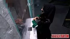 Putar Rok Arab berhenti di papan hotel untuk menjadi barkertitle