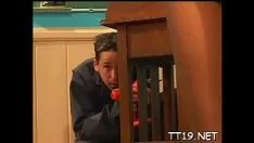 Играть Непристойный инструктор заставляет свою юбку шевелить и шлепает сладкого котенка
