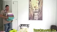 Redare Adolescent cum slattern suge ins sashay și devine digitate și futut