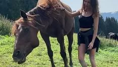 Abspielen Mittelschwerer Jugendlicher wird im Freien von einem brobdingnagischen Sashay gefickt - Minirock julia