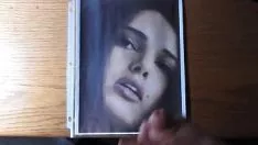 Afspelen Een niet-geassisteerde pappa tikt zijn hete spermacel op een vrolijke brunette.