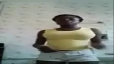 播放 Une blackenette en 短路 fait danser ses gros nichons