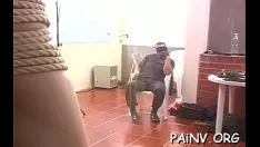 再生 薄片状の屈辱のビューで泣いているこの保証されたスカート