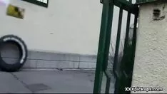 চালান কিউট কৈশোর ইউরো অ-পেশাদার একটি শুভকামনা এবং ইউরো 19 জন্য ছুটির দিন তৈরি করে