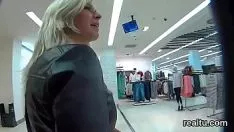 Reproducir excitante adolescente checoslovaco se hace en el centro comercial y penetrado en punto de vista
