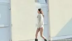 Jouer Jolly missy se fend pour faire pipi dans la voiture mouille hélicoïdal avant une toilette louée