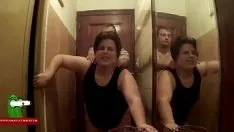Играть Жирная женщина в камуфляже пытается быть горячей, чтобы получить sashays gui00128