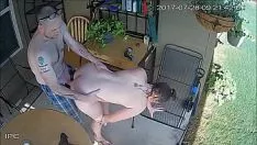 Abspielen Sprengen Sie das Paar von der Terrasse zurück, wenn Sie neu aufgestellt sind