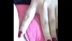 Jouer La princesse des papas flirte avec son minou mouillé !