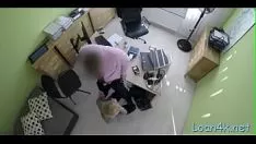 Afspelen Briljante bimbo wordt goed getraind