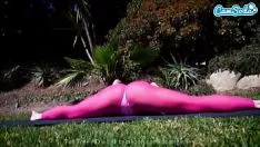 Riproduci Il sovrintendente katie kush con le corna fa un incantesimo che fa yoga