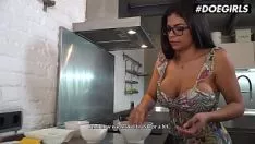 播放 Doemissys - sheila ortega - 家中的拉丁女人，她用她的恐怖咒语让她省心