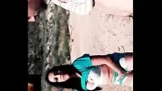 Abspielen Er bringt die Zigeunermilf den ganzen Fluss des Milchflusses ins Innere ihres Kätzchens