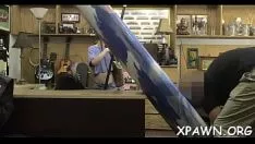 Играть Большая мягкая кукла и парень в ней видеозапись