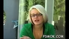 Odtwórz Piękna prima donna, która chce oglądać swoje cycki i pochwę