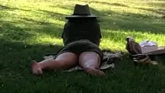 Jouer Show-off dans le parc écarte les jambes et balance les pieds