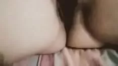 Riproduci Donna sposata che guarda la registrazione video del suo gattino caldo sul posto