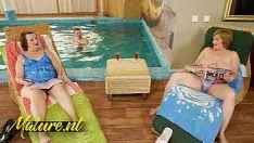 Reproduzir Duas vovós famintas sashay foram ao natatorium para se divertir