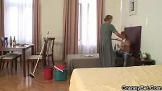Reproduzir A feminilidade supurada da limpeza adora andar a cavalo em sua ferradura