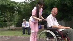 Abspielen Captiond flockiger japanischer halber Selbstversorger im Freien