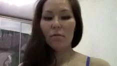 Riproduci Milf asiatica mette su uno spogliarello sexy