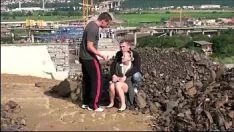 Jouer Populace baise une précieuse miss blonde par 2 mecs dans un endroit tordu
