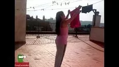 تشغيل زوج يتصاعد إلى تيراس من ملكية الأرض ويصل إلى ممارسة الجنس بين ارتداء الملابس CRI048