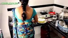 Jouer Desi komal a réussi le roti de son beau-parent en choisissant l'ensemble dans le kspoilen et en le prenant.