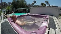 Oynat Moshe dayanara un assistant hot tub left wing 1