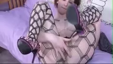 Jouer Une belle brune avec des tatouages ​​et des pousses de filet de pêche inaugure sa personnification agréable et inquiète son minou devant une caméra de télévision pour vous