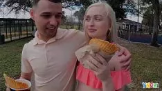 Jouer Yngr - blonde adolescent asterisklette surprise subit un gros sashay et donne un rimjob