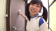 再生 私はトレッドのお父さんとトレッドの仲間の操り人形です。マミ - 小さなおっぱい、滑らかなひげを剃った子猫