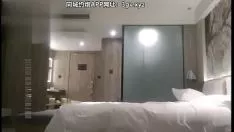 再生 不変の女神はそっと笑い、大きなサシェイを通して黒い雄牛に突っ込み、鋭い叫び声を繰り返します