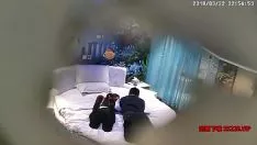 Riproduci Il delicato e prezioso trotbob mantrap e il grasso maiale ti hanno steso una tavola e lottano nella brezza marina attraverso l'hotel.