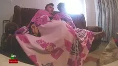 Afspelen Seks onder weerbladen. Zelfgemaakte gluurder heeft mijn niet-professionele vriendin opgenomen met een geheime spycam iv082