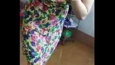 Reproduzir E trang nguyen bigo tira as roupas dela no chuveiro