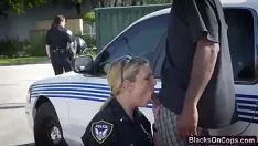 Afspelen Tribade-officieren maken van de stand van zaken een opwinding