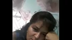 تشغيل الحالة الزوجية تنظر قبالة الحمار