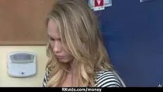 Reproduzir Adolescente precioso sugando e fodendo por dinheiro em 14