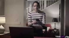 Afspelen Hete adolescente baby avi krijgt seks zag haar stiekeme microfoon macini laars buiten haar ophangen en nam een ​​hete seks met hem.