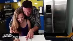চালান Treaddad fucks marissa maes kitty-cat on his top