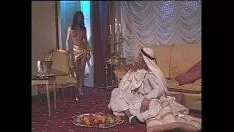 播放 Venere bianca pornoasterisk 是一个被阿拉伯大土耳其人猛击的性指关节