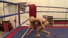 Reproduzir Dois grapplers loiros curvos transando